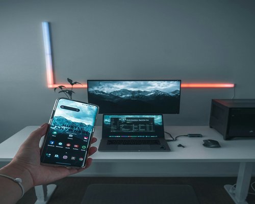 Smartphone showing a PC hardware exhibition screen